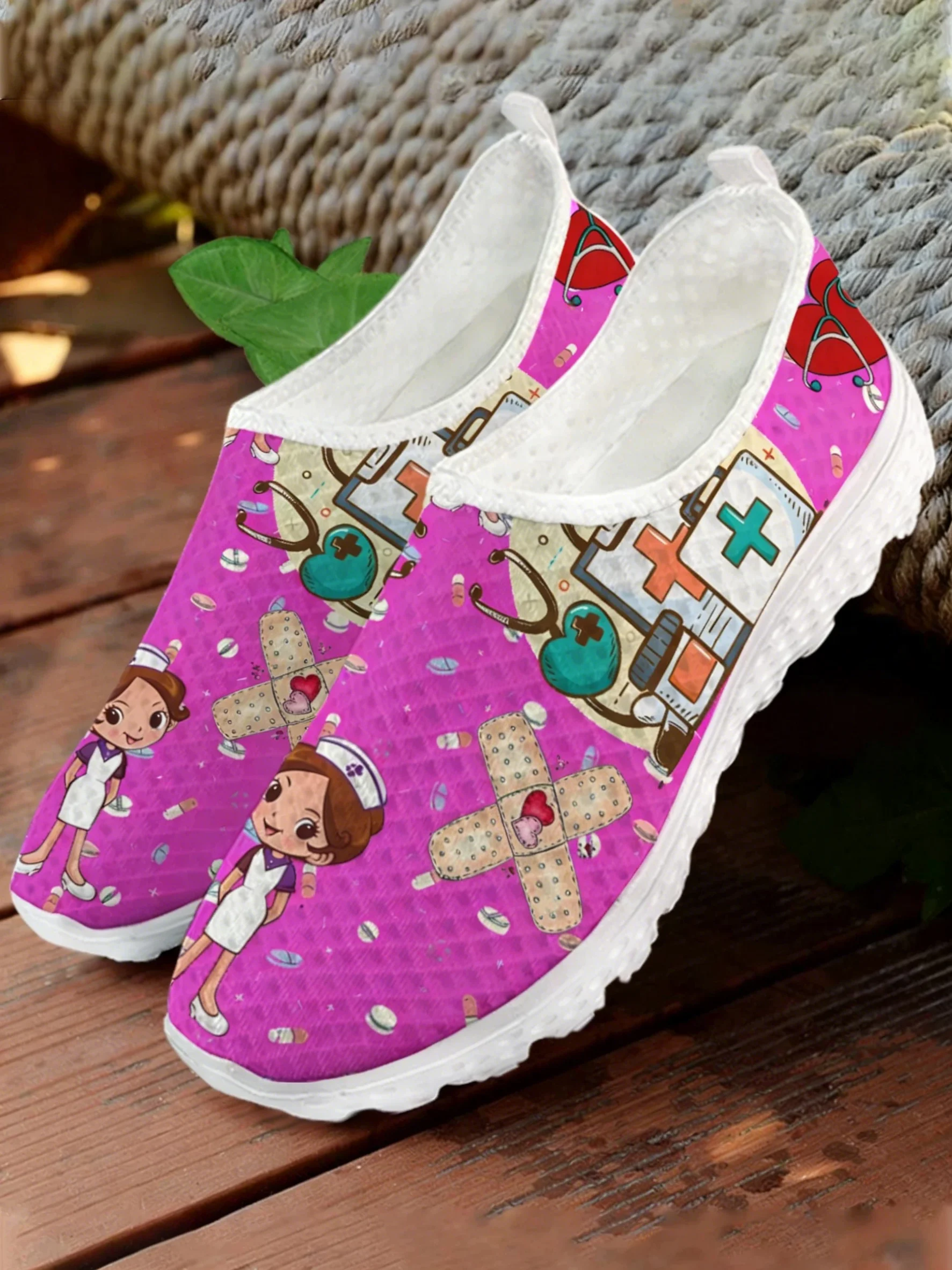 Women Shoes Tennis - 귀여운 간호사 의사 의료 프린트 메쉬